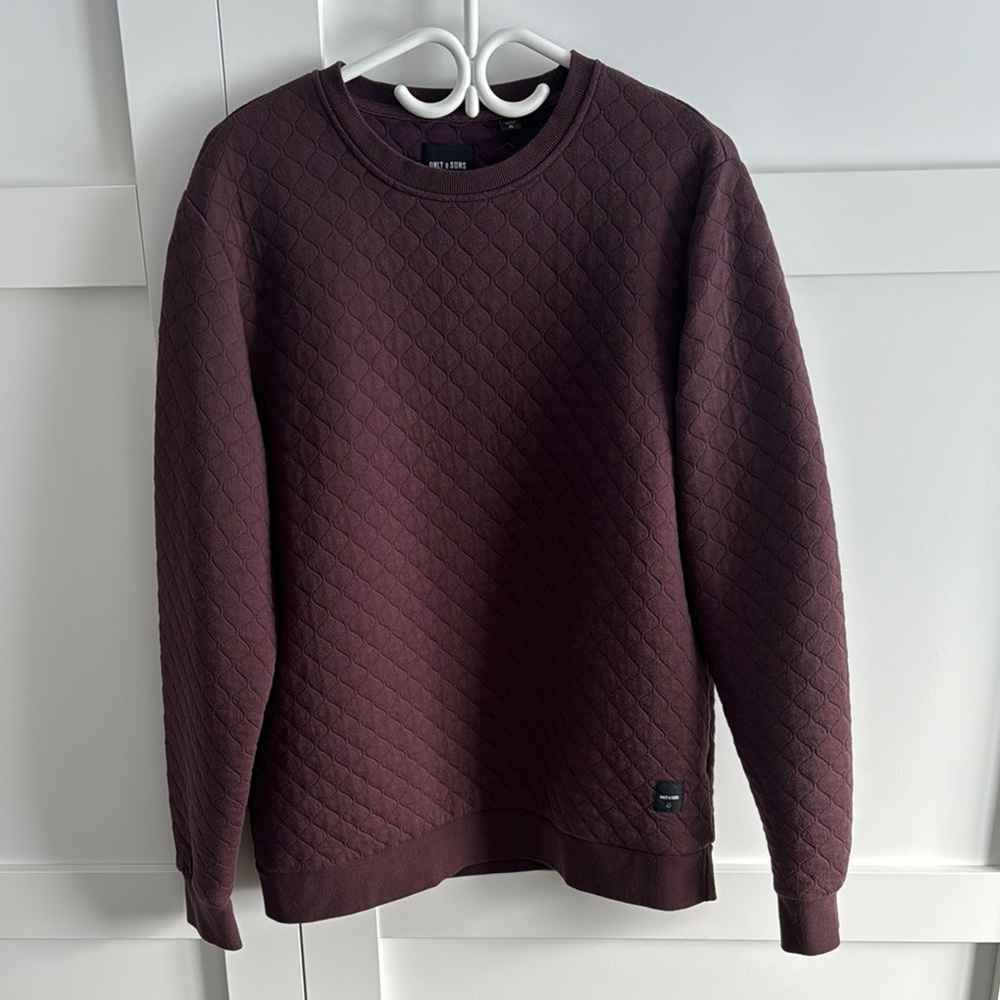 ONLY & SONS Men's Quilted Crewneck Sweater in Deep Burgundy/brown